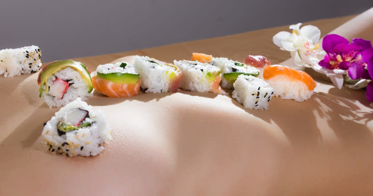 Nakensushi i Amsterdam - spis sushi av kroppen til en naken kvinne