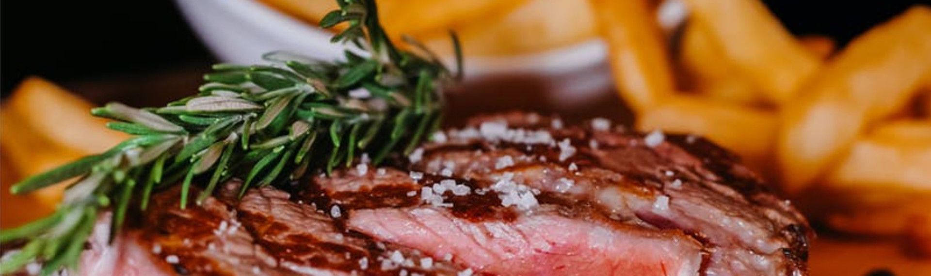 Der männliche Dinner-Klassiker | Steak & Fritten in Paris | Pissup Reisen