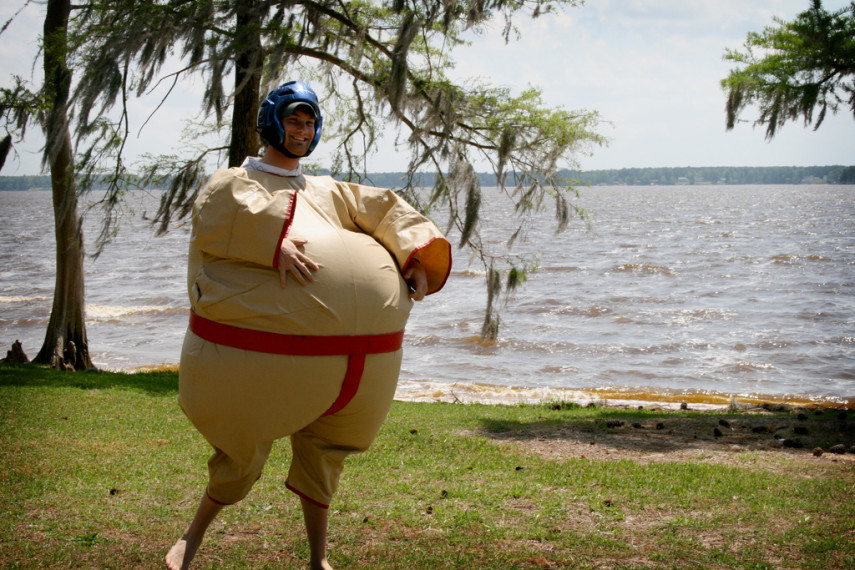 Fed, federe sumobrydning - Kæmp mod hinanden i kæmpe sumo dragter