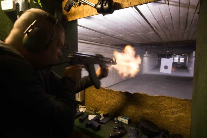 Skjut med AK47 i Budapest - testa att gå all-in med Pissup!