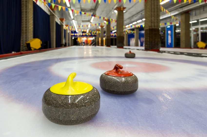 Curling i Riga - vis hvem som er de beste til å få steinen i “boet”