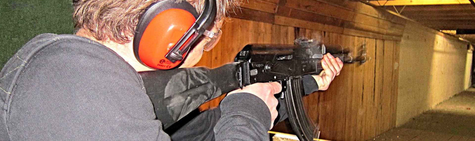 AK-47 Kalaschnikow schießen für Junggesellenabschied