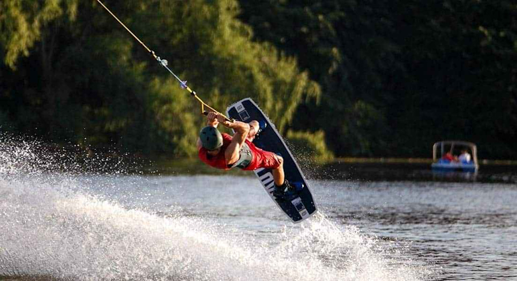 Wakeboard à Bucarest - Aventure Aquatique pour votre EVG