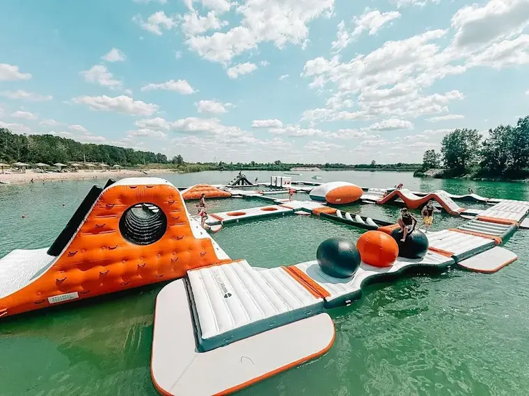 Aufblasbarer Wasserparcours am See Bukarest | Jetzt buchen!