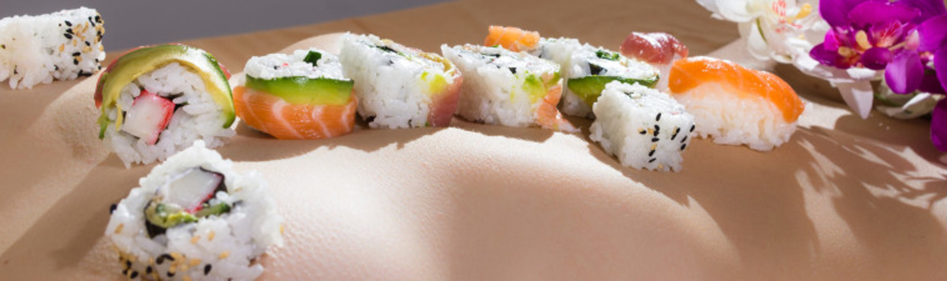 Nakensushi i Amsterdam - spis sushi av kroppen til en naken kvinne