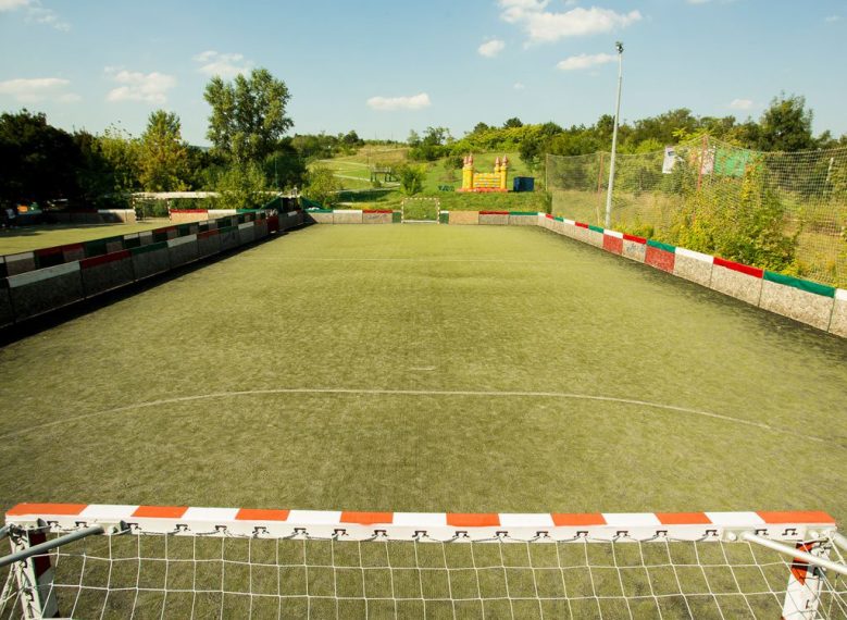 Fußballspielen auf eigenem Sportplatz in Köln | Pissup Reisen