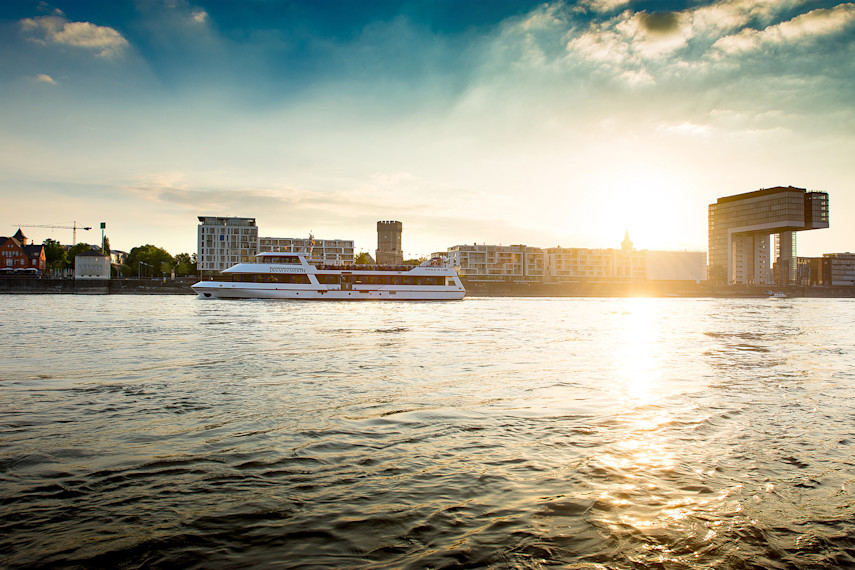 Öffentliche Bootstour am Abend in Köln | Jetzt buchen!