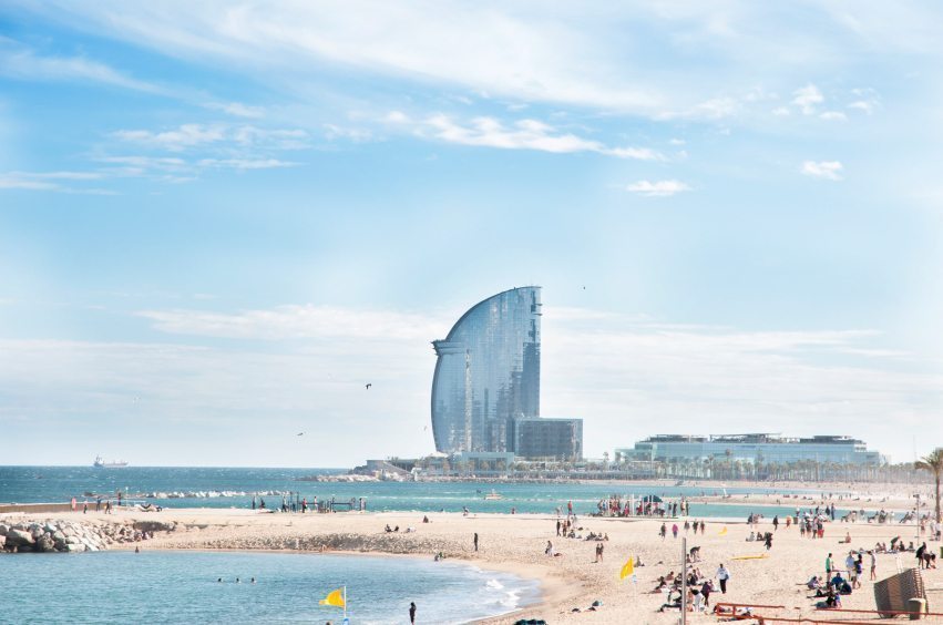 plage de Barcelone et monument en arrière plan