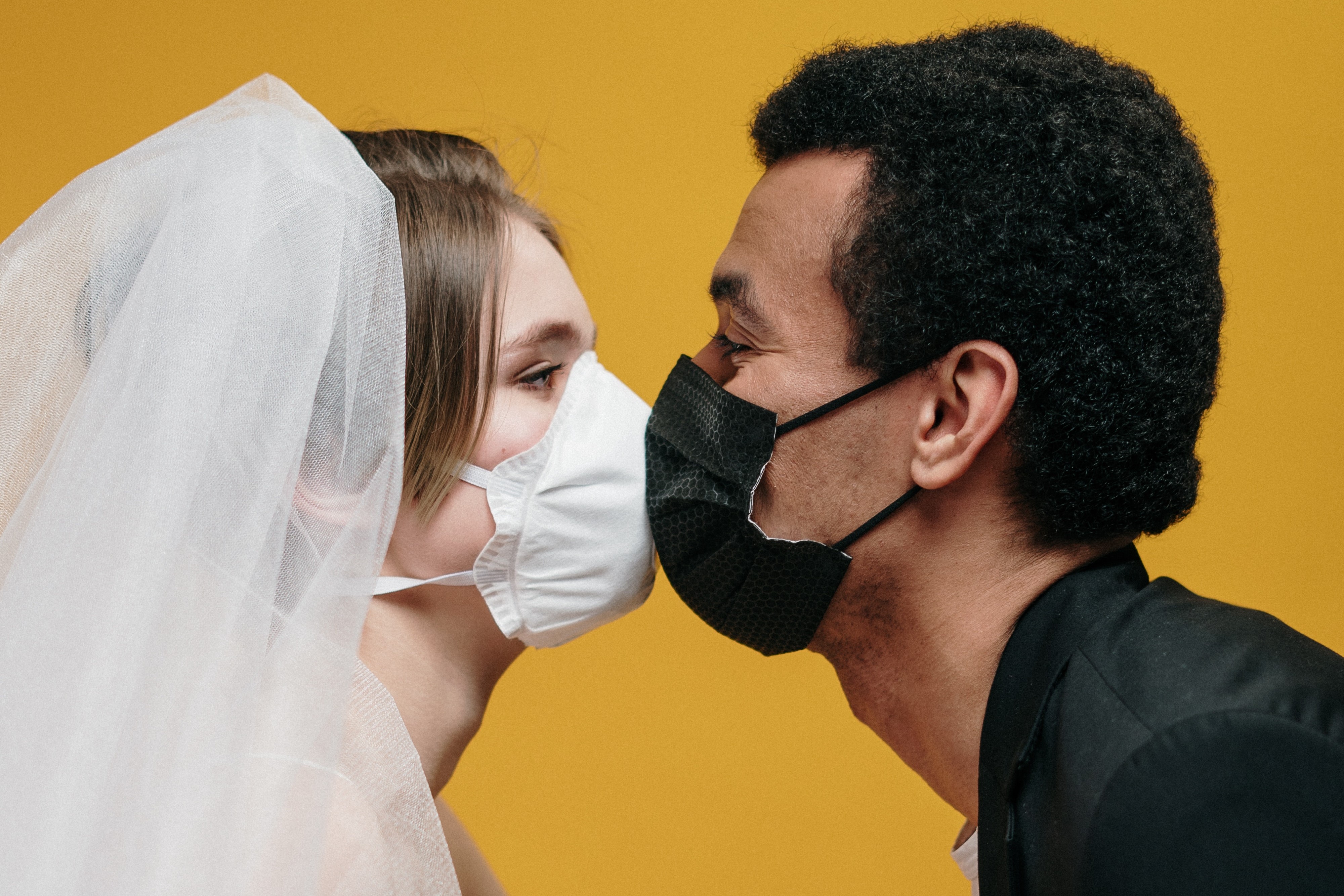 Corona wedding kiss with masks