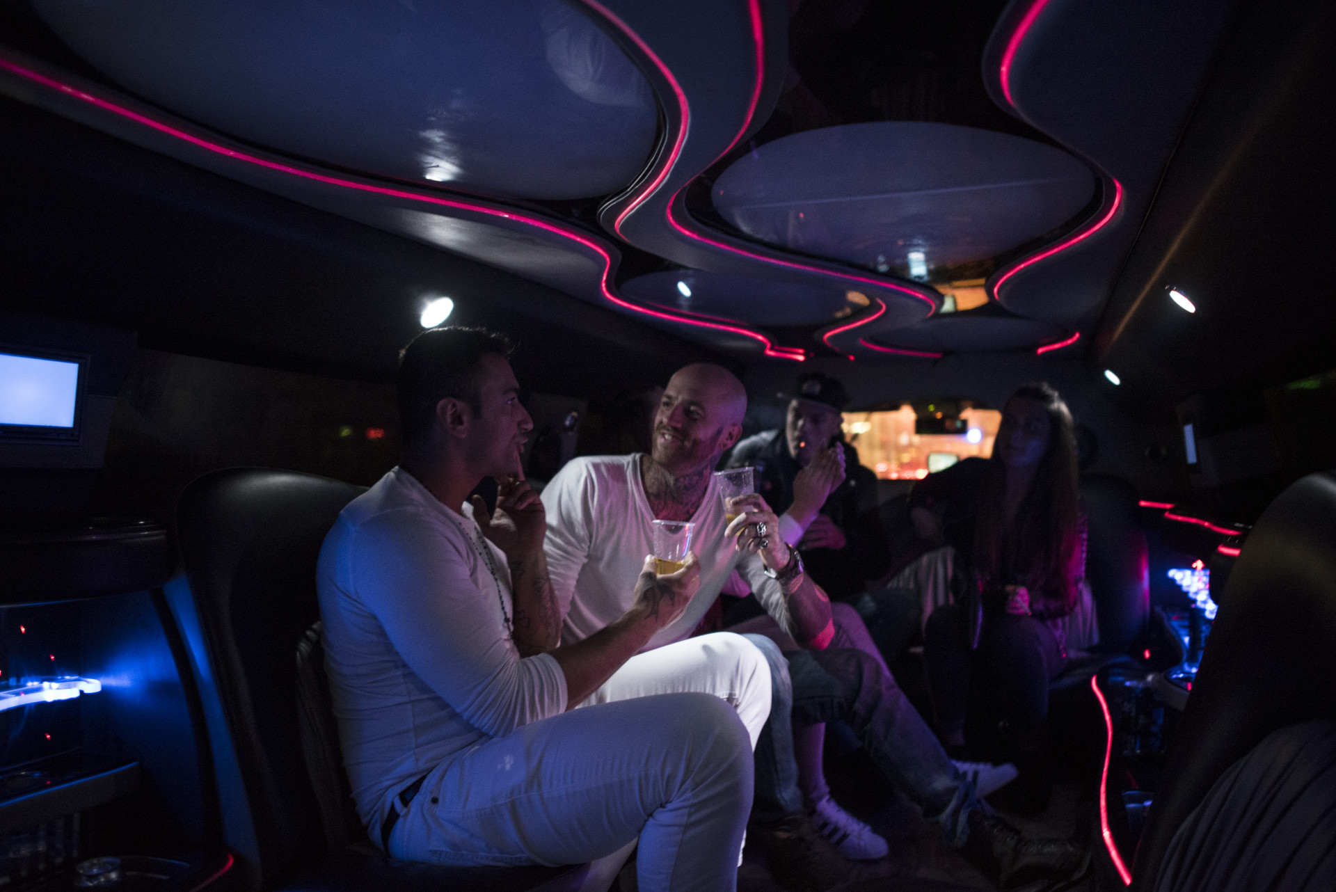 Hummer Style Limo Und Gratis Getranke In Amsterdam