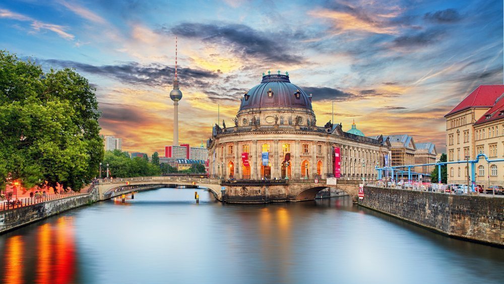 monument à berlin près du fleuve
