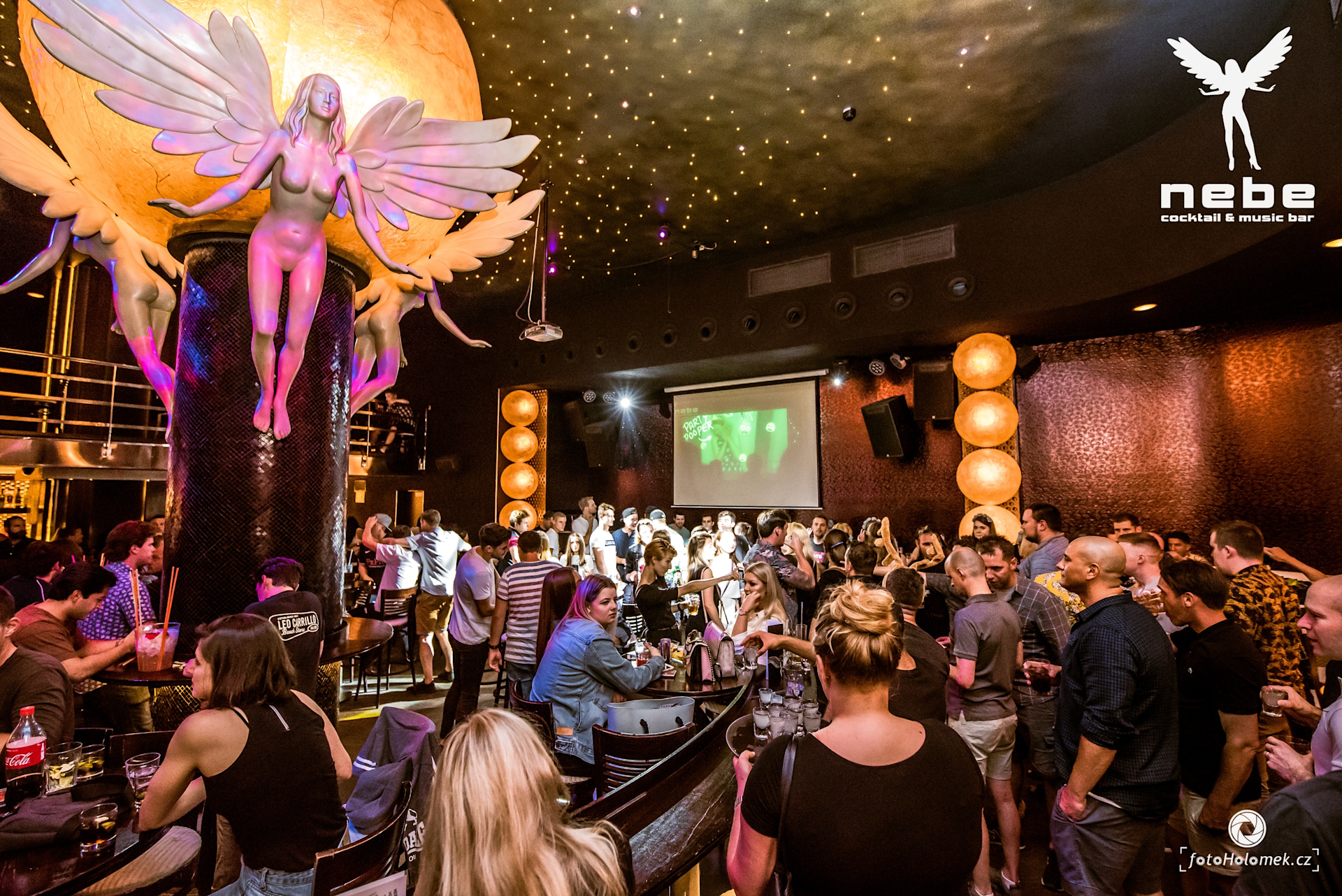 Boite De Nuit Prague 5 Etages Table avec consos en boîte à Prague | Une soirée de fiesta